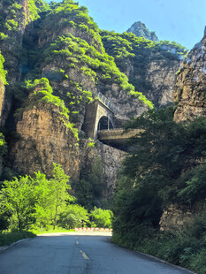 山间公路穿行壮丽峡谷