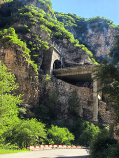山间高架桥横跨陡峭峡谷