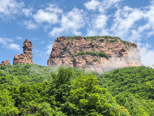 奇峰屹立于葱郁山林间