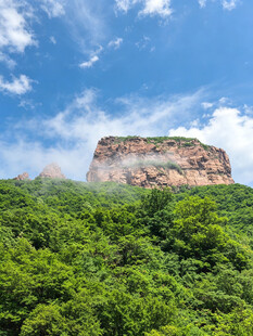 青山环抱中的巍峨岩石