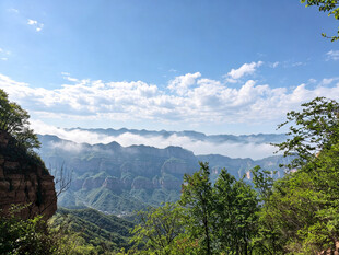 山峦云海间的壮美风光