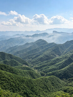 山峦叠翠间的壮美风光