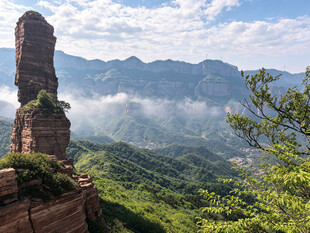 奇峰耸立云雾缭绕的山峦