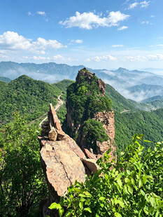 奇峰屹立于葱郁山林间