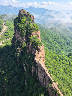 峻峭奇峰屹立于葱郁山林