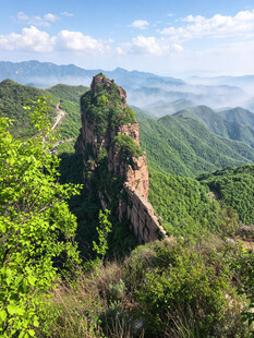 峻峭山峰与葱郁山林景观