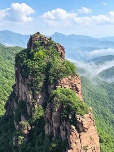 巍峨奇峰绿意盎然