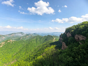 青山翠谷间的壮美风光