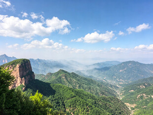 壮丽山景奇峰屹立云端