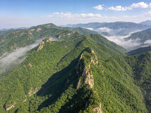 山峦叠翠间的壮美风光