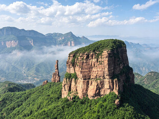 巍峨奇峰屹立于青山云海间