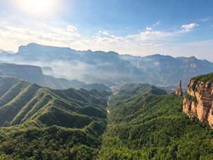 壮丽山峦间的绿意美景