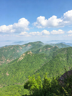 青山绵延蓝天白云美景