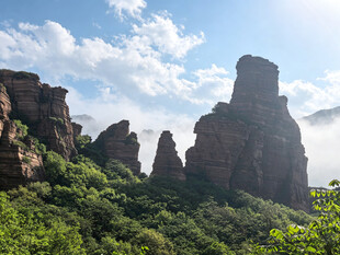 壮丽山峦与葱郁植被景观
