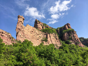壮丽丹霞山景绿意环绕