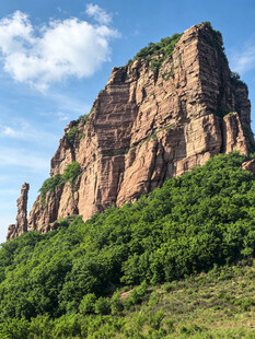 巍峨山峦绿意环绕的美景