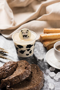 可爱奶牛纹杯子配美味点心
