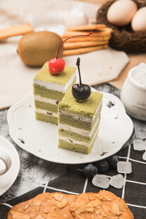 美味抹茶蛋糕与多样糕点