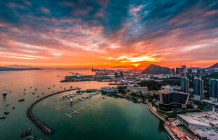 海滨城市绚烂日落美景