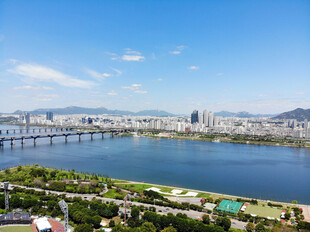 城市湖畔风光全景图