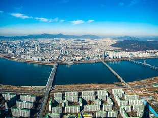 城市河畔风光俯瞰图