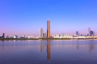 城市湖畔夜景高楼映碧水