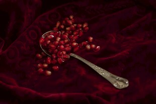 银勺上的石榴籽
