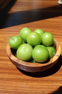 木碗中的青嫩李子