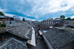 俯瞰古巷屋顶景色