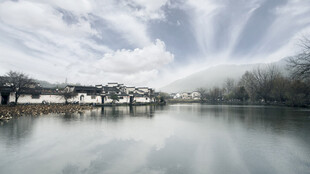宁静湖畔风景如画