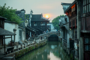 江南水乡古桥畔的美景