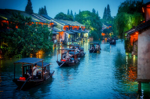 江南水乡夜景游船画面