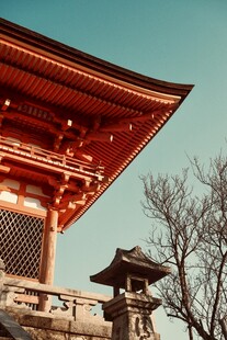日式古建筑屋檐景致