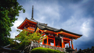 日式传统建筑朱红屋顶
