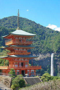 日本传统宝塔与青山美景