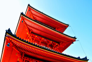 红色传统塔楼建筑特写