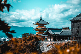日式古塔与周边景致