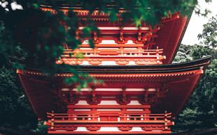 日式红塔绿意环绕之景
