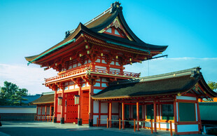 日本传统建筑朱红庙宇