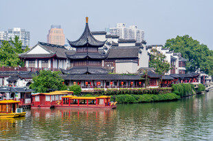 江南水乡古建筑游船风景