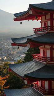 日式传统塔楼俯瞰城市景观