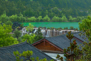 湖畔古居青山绿水相映