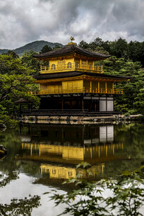 日本金阁寺倒映于湖水间