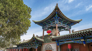 中式古建门楼典雅景致