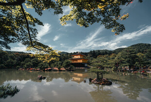 湖畔山林间的静谧美景