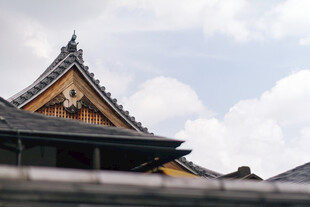 中式古建筑屋顶一角
