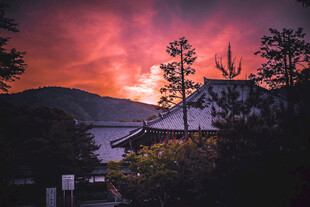 夕阳下的山间小屋美景