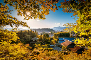 秋日山林间的静谧村落