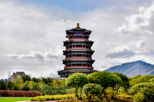 古塔矗立在葱郁风景中