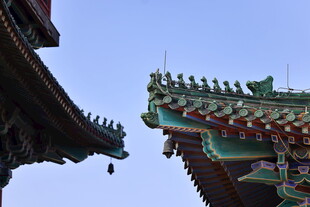 中式古建筑屋檐一角